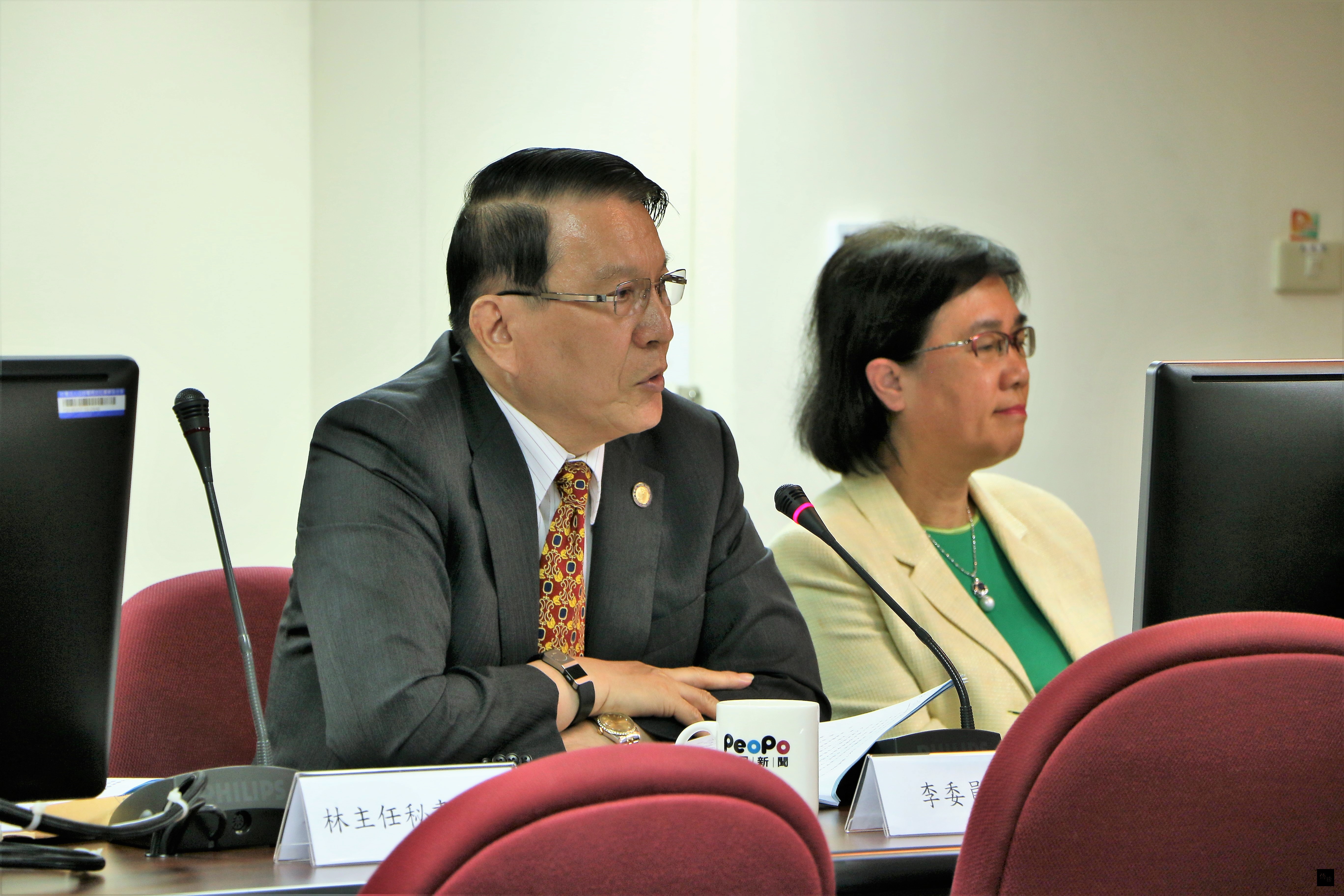 李月德監委提到,繼宏觀電視之後所發展的僑務電子報,其建置、人事、行銷及經營等仍須妥善規劃,應思考如何在有限經費下維持文宣品質。