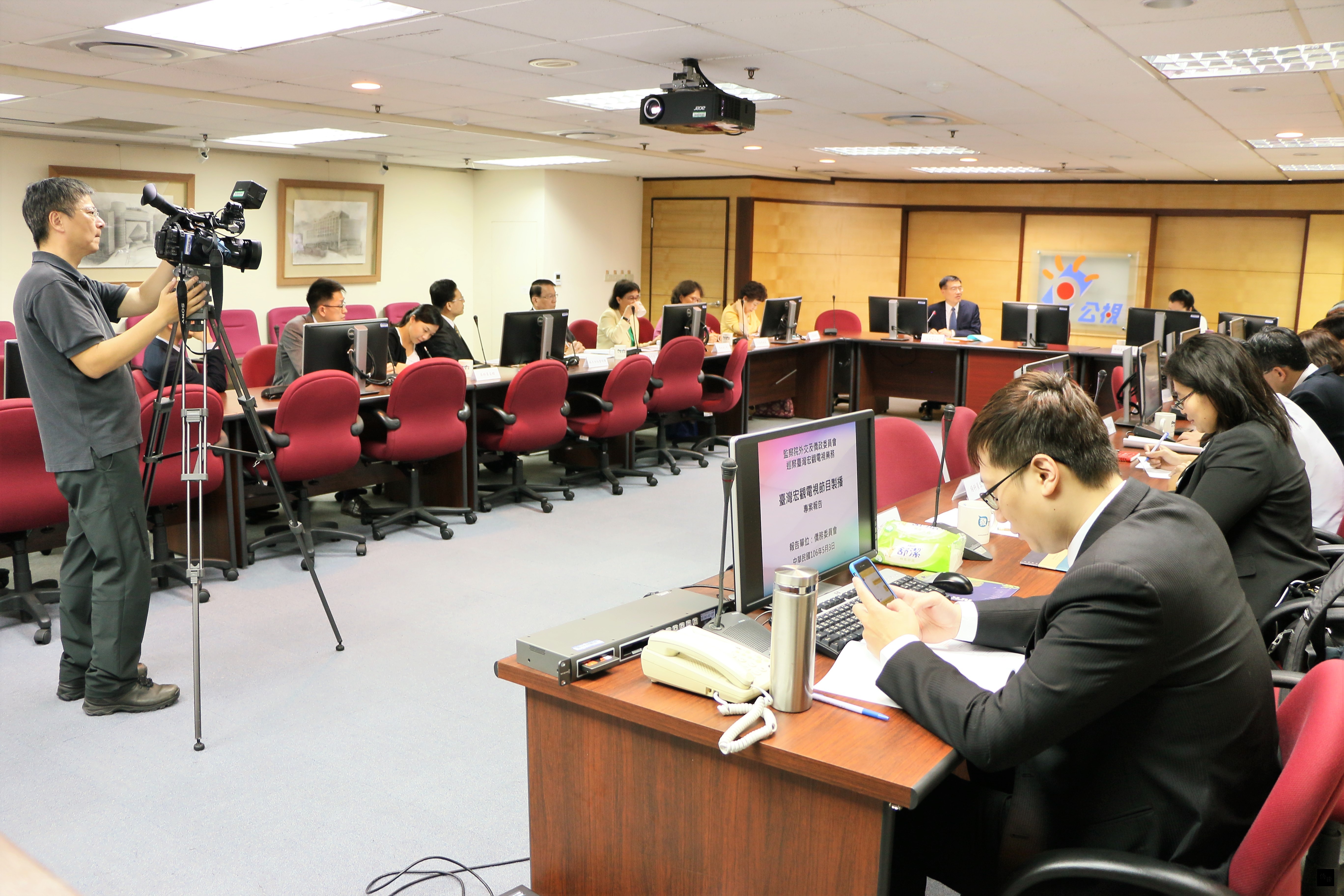 監察院外交及僑政委員會召集人包宗和、江綺雯、仉桂美、李月德及章仁香等5位委員,3日由僑務委員會副委員長田秋堇等人陪同,赴公共電視基金會巡察台灣宏觀電視節目製播業務。