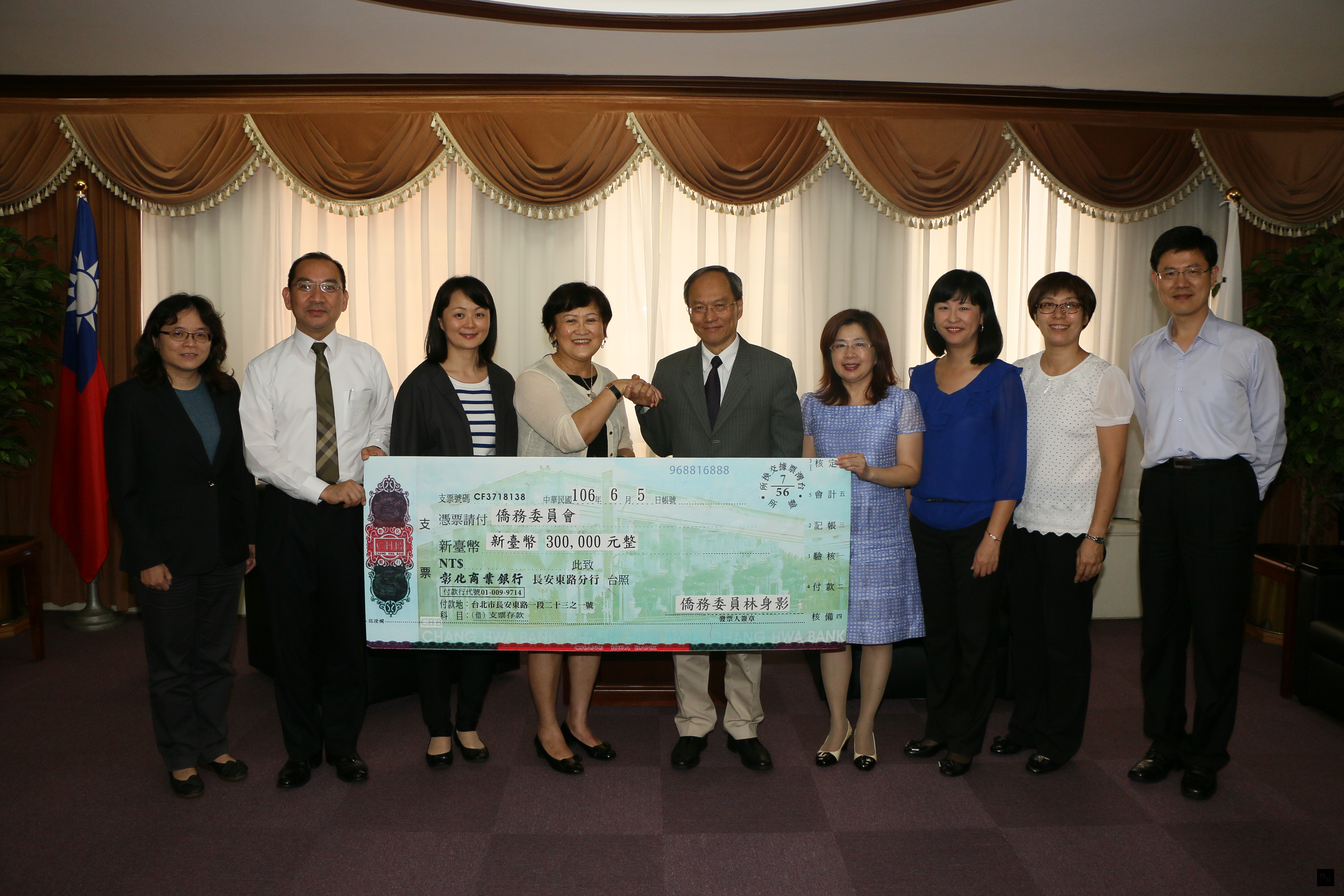 美國金山灣區僑務委員林身影（左四）於6月5日拜會僑務委員會，並捐贈僑生獎學金新台幣30萬元，由委員長吳新興（中）代表接受並頒發感謝狀。