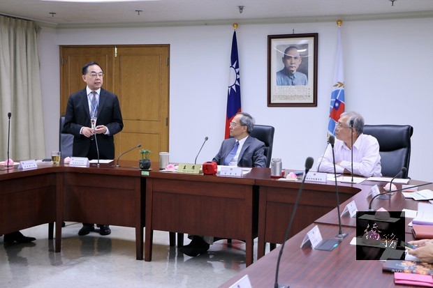 陳安東（左）表示，感謝僑委會提供華語教材，致力協助海外中文學校提昇教學品質。