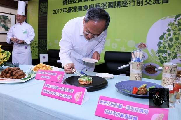 委員長吳新興(中)品嚐巡迴展演的美食。