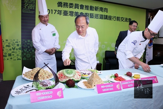 委員長吳新興讚賞這次參與巡迴的8位主廚,將廚藝揉合臺灣文化,拉近人與人之間的關係,並服務各地僑胞。