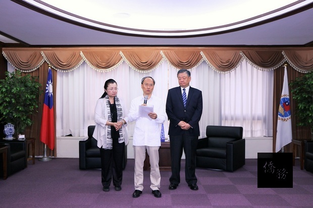 僑務委員會委員長吳新興（中）今天表示，對於參加中國大陸統戰活動的2名僑務委員，已呈報上級機關，建議免除其職務；另即日起解除8名僑務榮譽職人員頭銜。