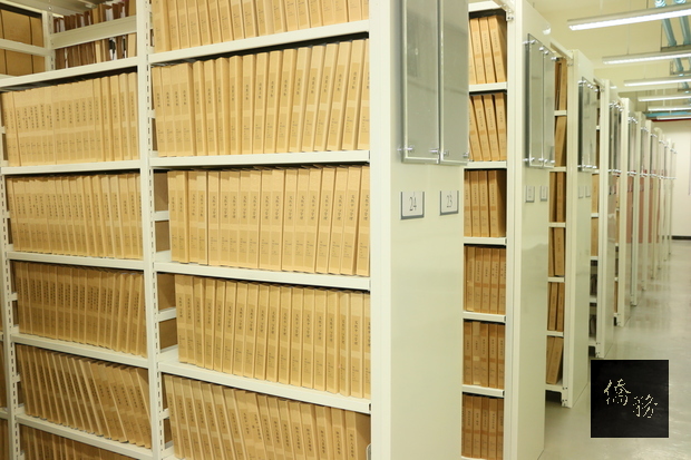 僑委會新檔案庫房的設置採世界先進國家標準,符合檔案管理局庫房設置規定及檔案管理的相關規範。