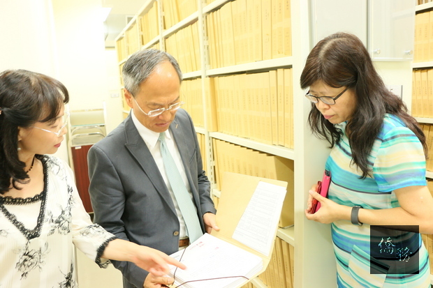 僑委會委員長吳新興相當重視僑委會歷年檔案的保存管理。