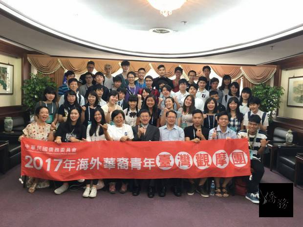 為了讓海外華裔子弟認識台灣的文化與民主發展，由僑委會邀請多國華裔青年組成返國觀摩團一行46人，2日上午參訪僑務委員會並舉行始業式。 （海華文教基金會提供）