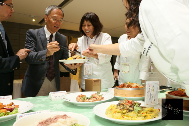 僑委會委員長吳新興接連品嘗一道道學員烹飪餐點。