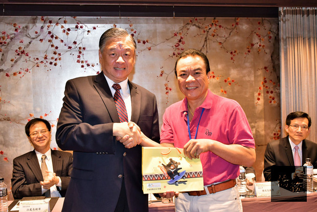 僑委會副委員長呂元榮(左)與2017年東南亞國家僑營旅遊業者推廣臺灣觀光參訪團代表合影。