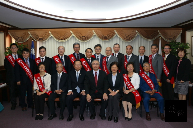 第26屆國家磐石獎暨第19屆海外台商磐石獎得獎企業於11月1日拜會僑務委員會，由僑委會主任秘書張良民（前排中）接待。