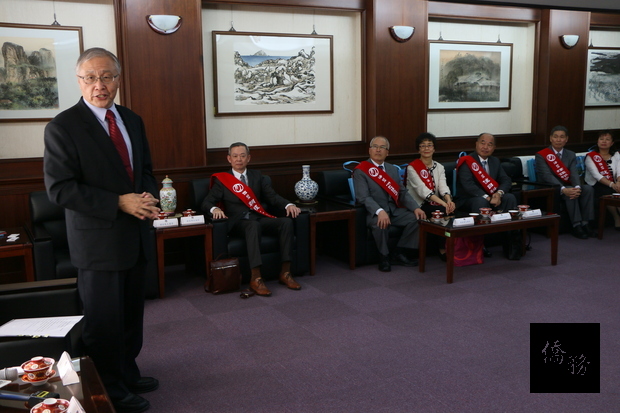 磐石獎得主針對海外行銷通路、人才媒合等議題和僑委會主任秘書張良民（左一）交流意見。