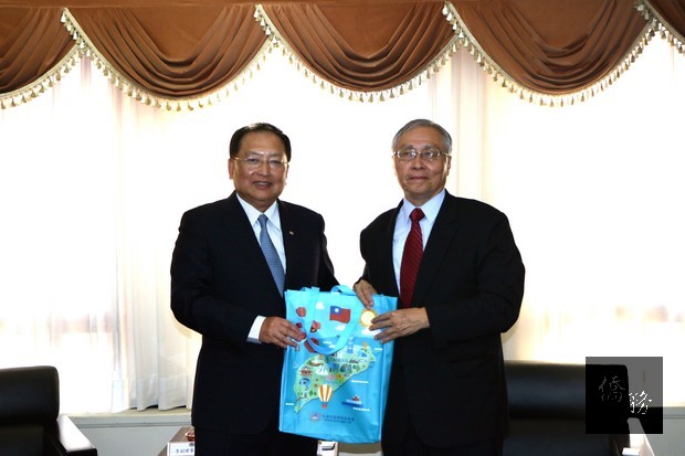 僑委會主任秘書張良民（右）和全國中小企業總會副理事長李育家（左）互贈紀念品。
