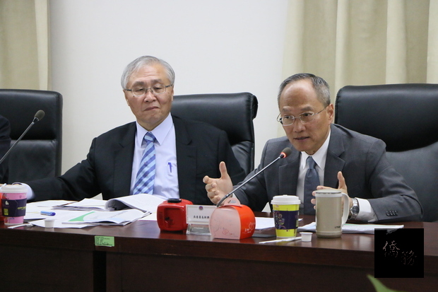 僑委會委員長吳新興（右）由主任秘書張良民（左）等主管列席陪同，向來訪監委說明當前僑務工作。