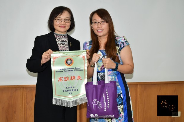 學員代表黃慧珊（右）贈送紀念錦旗予弘光科技大學校長黃月桂（左）。