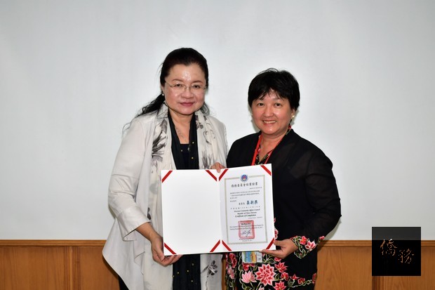 僑委會副委員長田秋堇（左）頒贈結業證書予106馬來西亞國民型中學華文教師研習班學員代表。