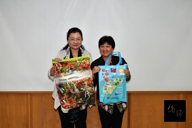 僑委會副委員長田秋堇（左）贈送紀念品予106馬來西亞國民型中學華文教師研習班學員代表。