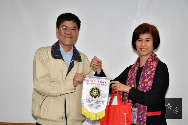 國立臺灣師範大進修推廣學院副院長蔡志申（左）與學員代表合影。