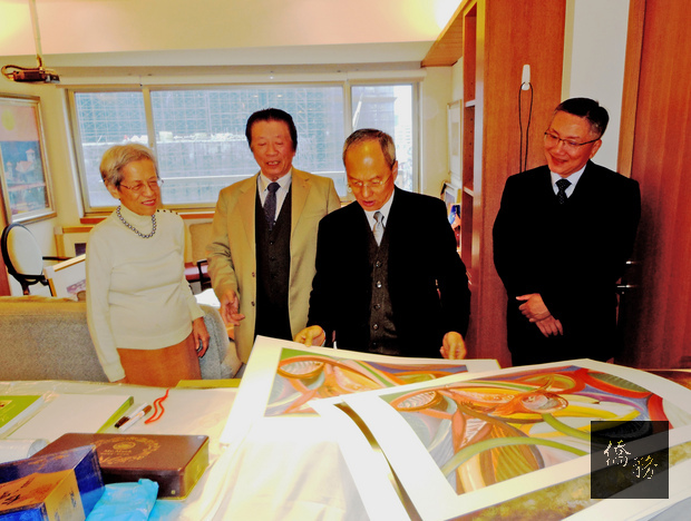 僑委會委員長吳新興（右二）於旅美醫學博士畫家施哲（左二）的畫室中觀賞他的畫作。