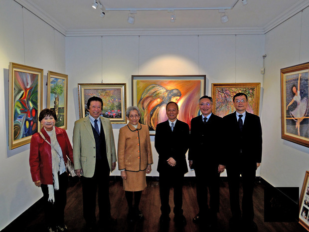 僑委會委員長吳新興（右三）參訪陽明山海嵐美術館時肯定旅美醫學博士畫家施哲三透過藝術創作陶冶人心。