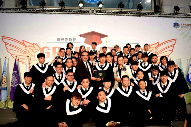 僑委會副委員長田秋堇與第35期海青班畢業生合影留念。