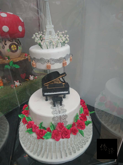 第35期畢業生製作之翻糖蛋糕細膩精巧，小小的滿天星也栩栩如生。