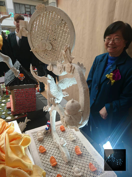 文化大學主持海青班四十餘年之林素一主任樂讚學生果雕國際比賽得獎作品