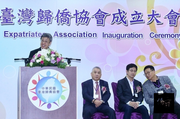 副總統陳建仁（左）6日在台北出席中華民國台灣歸僑協會成立大會，期盼協會能協助鼓勵更多第二代、第三代海外青年回台發展。(中央社提供)