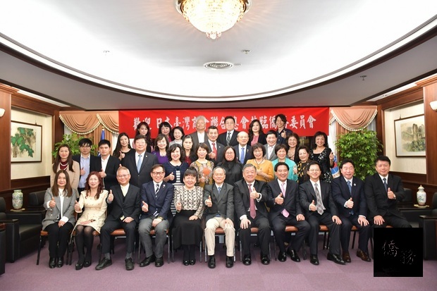 林裕玲(左五)、吳新興(左六)、僑委會副委員長呂元榮(左七)與日本臺商聯合總會會員合影。