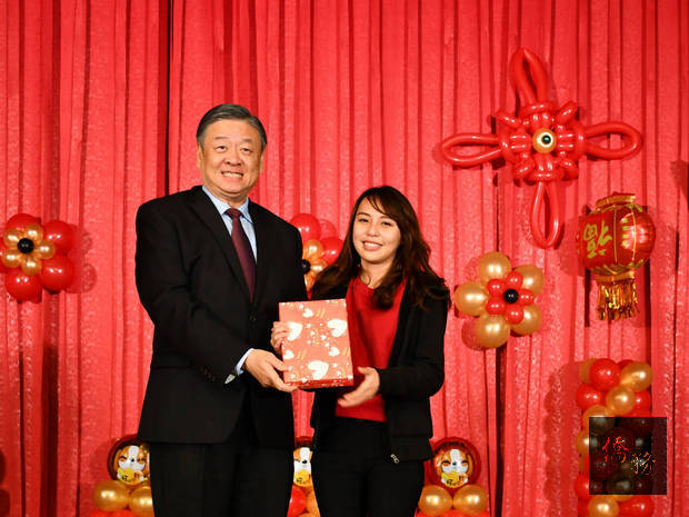 呂元榮代表僑委會致贈iPAD摸彩大獎給同學。