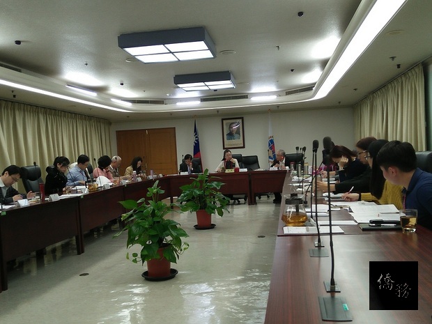 僑委會與教育部業務同仁熱烈討論。