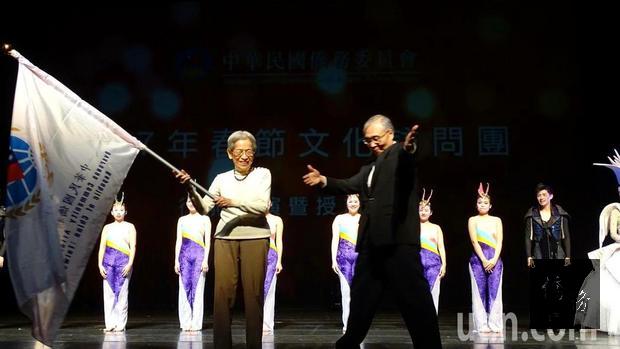 僑委會主任秘書張良民（右）今晚在員林演藝廳授旗，給春節文化訪問團團長國策顧問張富美。(聯合報提供)