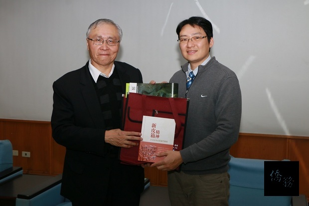 張良民(左)致贈紀念品給金門大學副教授林政緯(右)。
