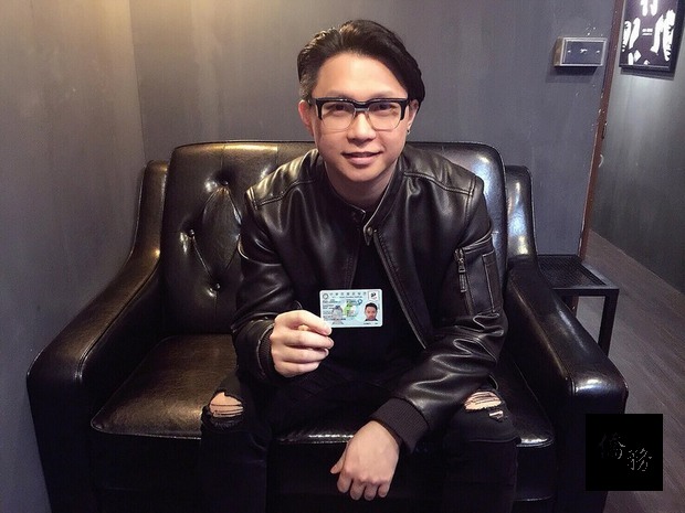 以「自由人」短片拿下4座金鐘獎的僑生新銳導演柯汶利，因在藝文產業的專業表現有目共睹，移民署4日頒發他永久居留證「梅花卡」，希望他繼續為台灣藝文產業發光發熱。（移民署提供）