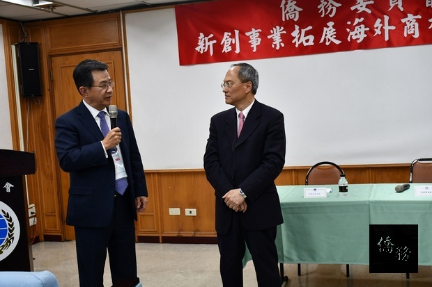 吳光宜(左一)向吳新興(左二)提出對僑務的建言。