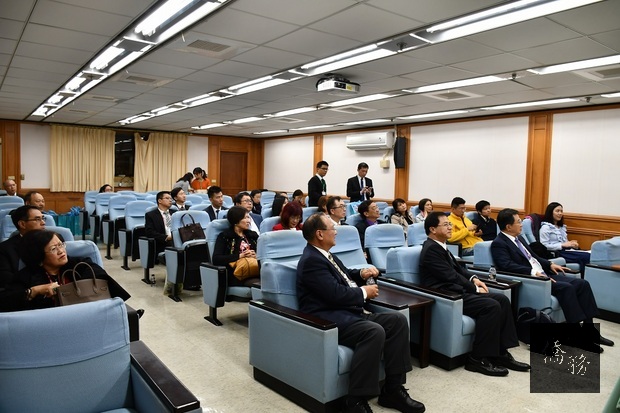北美臺灣商會聚精凝神聽取海外新創事業媒合會內容。