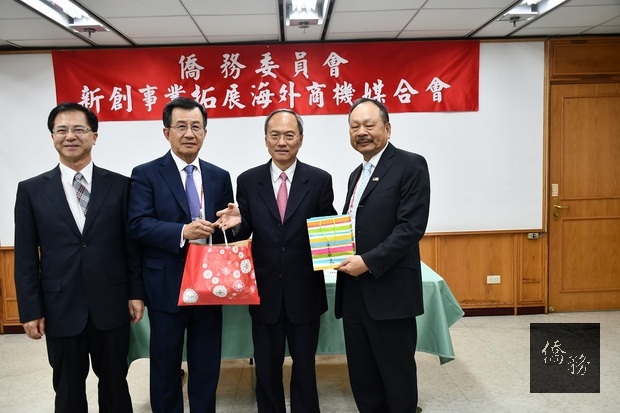 吳新興(右二)代表僑委會向吳光宜(右三)致贈紀念品。