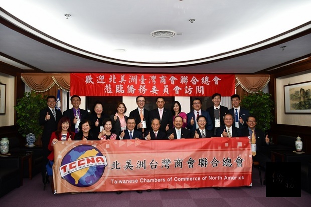 吳光宜(左四)與吳新興(左五)及北美臺商聯合總會會員合影。
