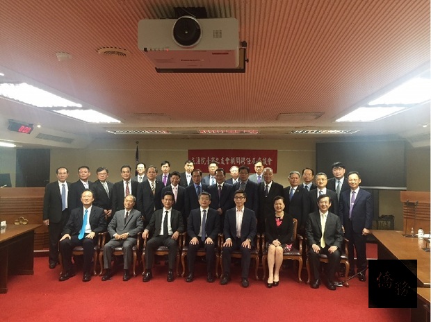 第一排由左至右：吳志中次長、吳新興委員長、林俊憲立法委員、蔡其昌副院長、鍾佳濱立法委員、王美花次長、姚立德次長與出席顧問合影