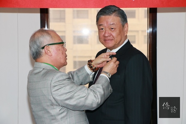 陳天隆(左)為呂元榮(右)別上後援會紀念徽章。