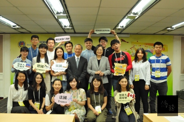 為表示對年輕人的重視，總統特別抽出時間到僑委會參加青年搭僑行動啟航的活動，鼓勵年輕人用熱情讓台灣變成是可以出口熱情的國家。