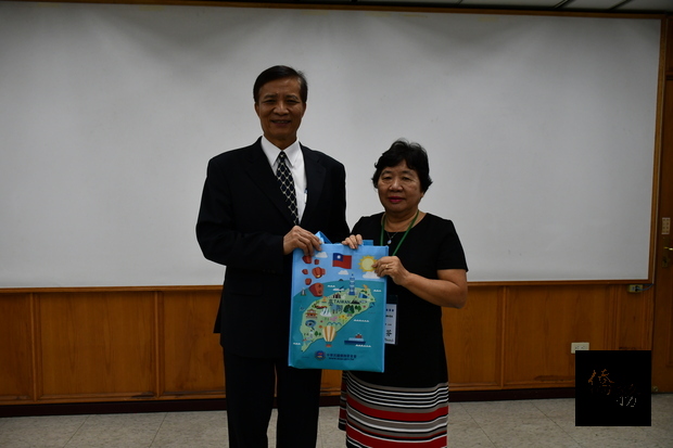 僑務委員會副委員長高建智致贈紀念品予自聘教師代表。