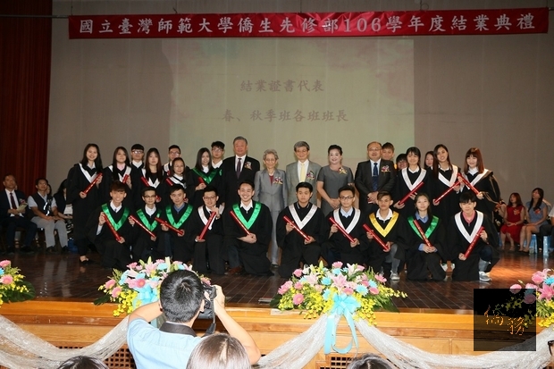 出席來賓和結業生代表合影。(第二排左6為呂元榮、中為張富美、右6為吳正己)