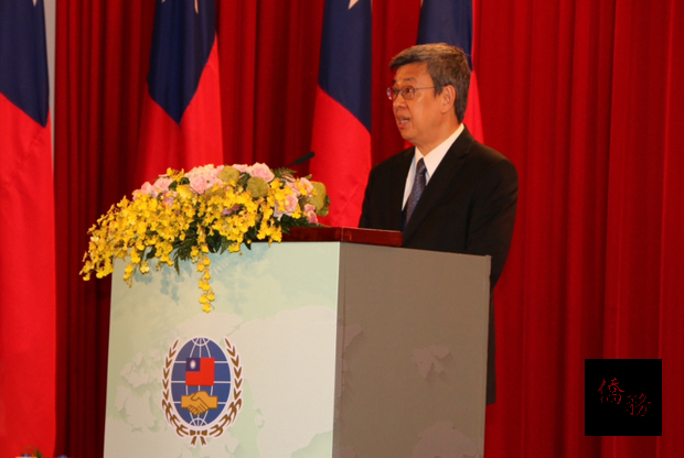 副總統陳建仁肯定越柬寮僑領們對政府的支持，並盼成為「新南向政策」關鍵的力量/圖為副總統於107年僑務委員會議向全球僑領致意