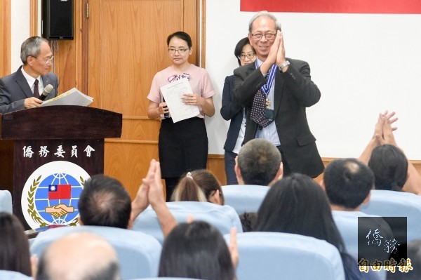 澳洲符儒評律師因長久以來熱心服務僑社工作以及處理國人急難事件之貢獻,25日在僑委會接受吳新興委員長頒發海華榮譽章表揚/自由時報提供