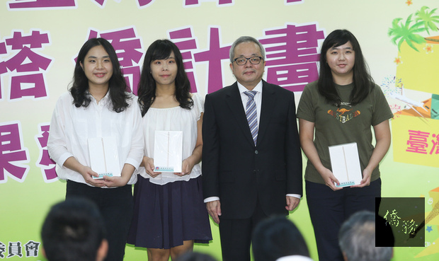 行政院副院長施俊吉（右2）15日在台北出席2018台灣青年海外搭僑計畫成果發表會，和獲獎學員合影。（中央社提供）