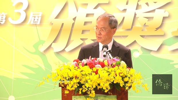 吳新興表示，僑委會一直以獎狀、獎金、勳章等方式表揚教師們的用心與堅持，海華文教基金會設立海外師鐸獎對獲獎者有更多的鼓舞。