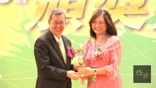 陳建仁副總統(左)頒贈海外師鐸獎予美國北新中文學校教師傅茲心(右)。