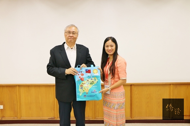 張良民代表僑委會贈送紀念品，由代表教師劉永蓮受贈。