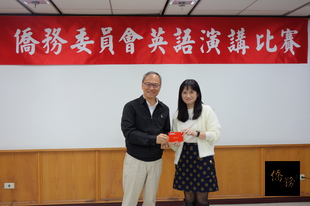 吳新興(左)與比賽冠軍黃依莉(右)合影,並鼓勵同仁勇於表達,期盼大家強化自我學習效能,成為全民典範。