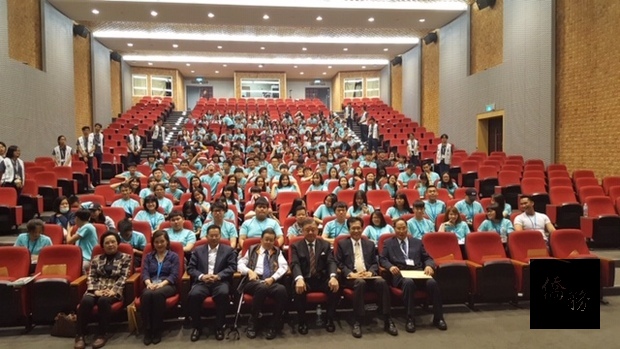 「僑務委員會2018年海外青年臺灣觀摩團」第8梯次結業式於107年12月24日在亞洲大學辦理，學員們及來賓們大合照。