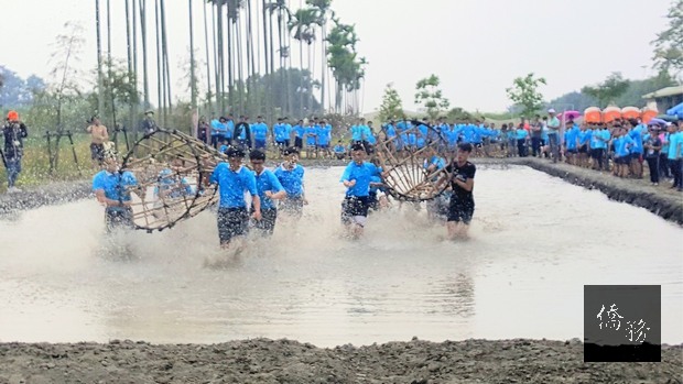 馬來西亞青年在林內鄉烏塗社區體驗臺灣的農業文化並參加搶水節活動。